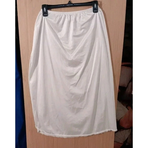 VASSARETTE SIZE LARGE WHITE HALF SLIP ANKLE LENGTH 18" SLIT/ 30" Total Length - Picture 1 of 4
